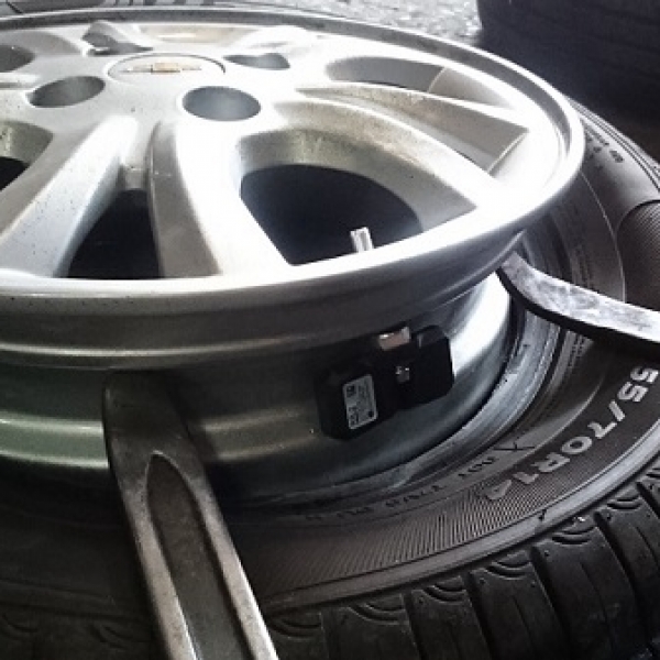 LỖI CẢM BIẾN ÁP SUẤT LỐP TRÊN XE Ô TÔ