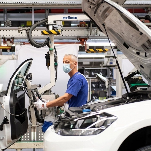 Các hãng ô tô toàn cầu có thể mất 61 tỷ USD do thiếu hụt chất bán dẫn