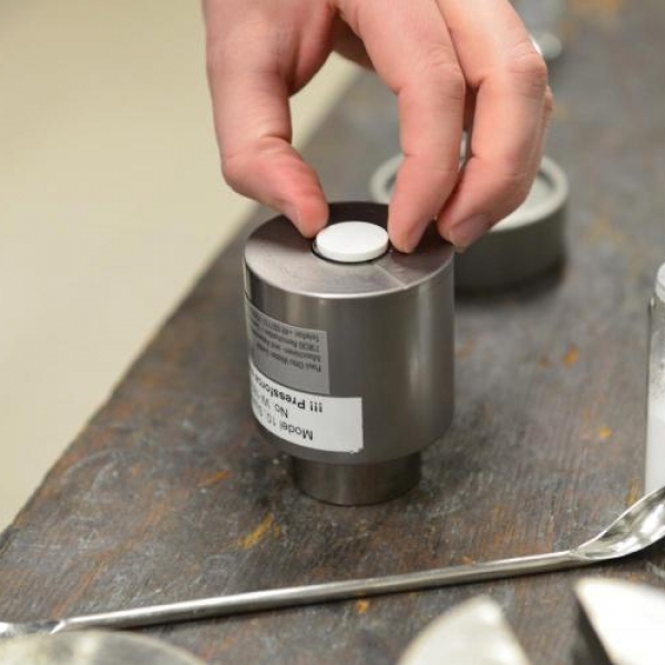 Có thể sản xuất gốm sứ không cần nung nóng?