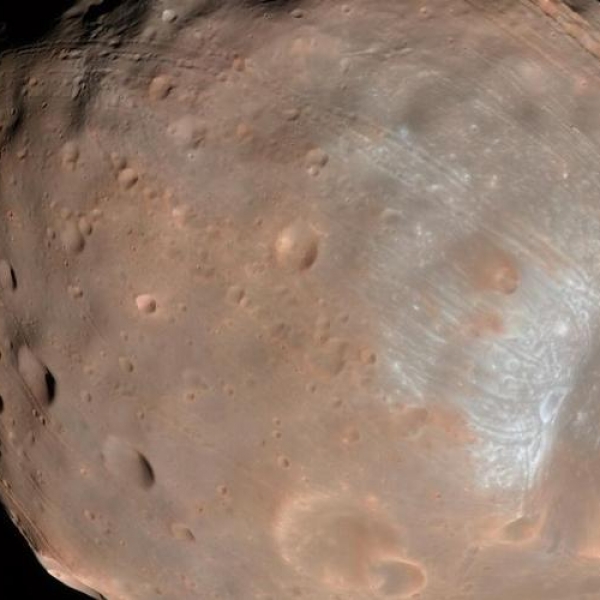 Tàu vũ trụ của NASA phải tăng tốc để tránh va chạm