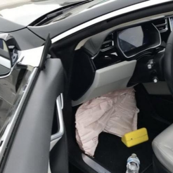 Xe tự lái của Mỹ đâm vào dải phân cách vì không thấy đường