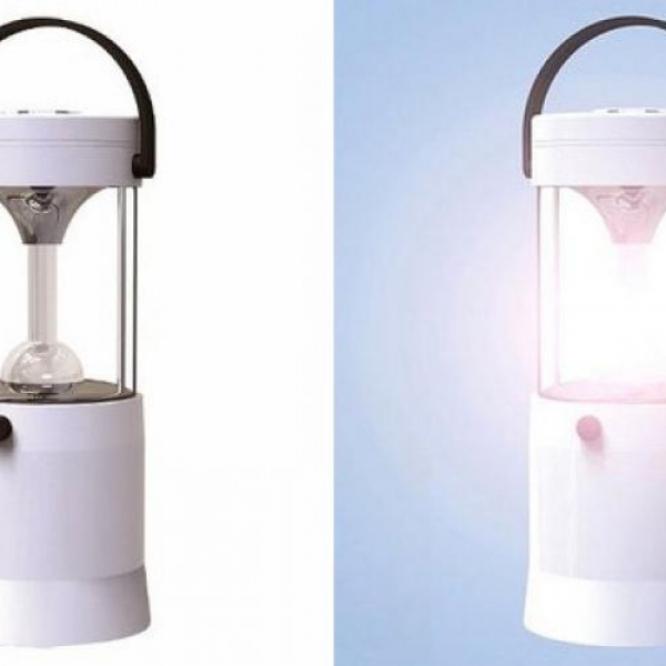 Nhật phát minh đèn chạy bằng nước muối sáng 80 giờ mới hết pin