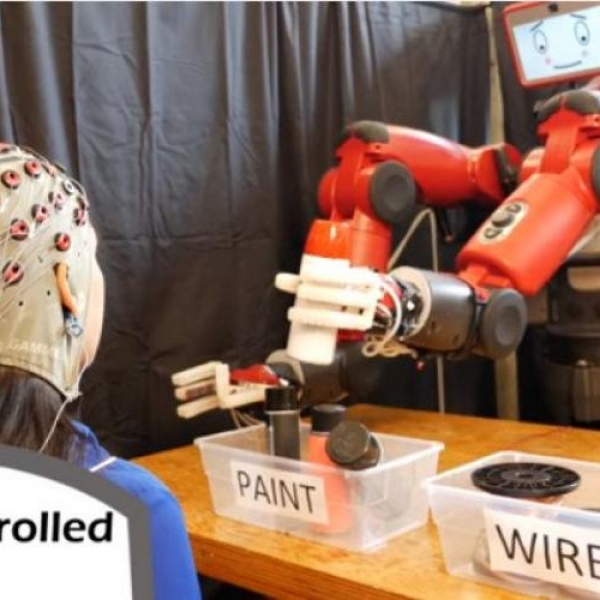 Phát triển thành công loại robot có thể điều khiển bằng suy nghĩ