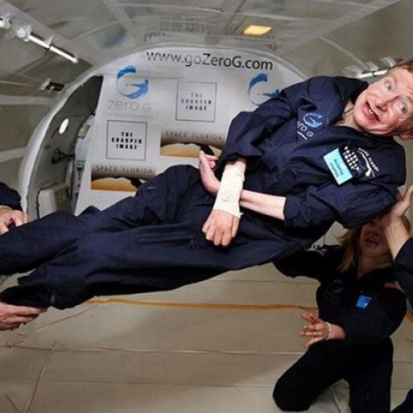 Nhà vật lý học huyền thoại Stephen Hawking sắp bay vào không gian