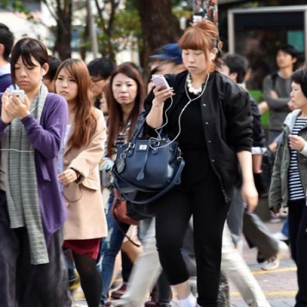 Dùng Smartphone cả dáng đi cũng thay đổi