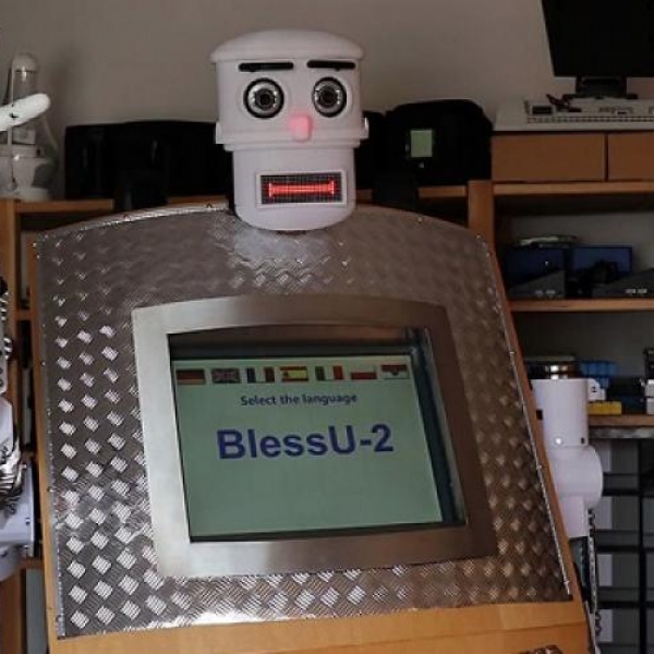 Robot “cha xứ” tại nhà thờ