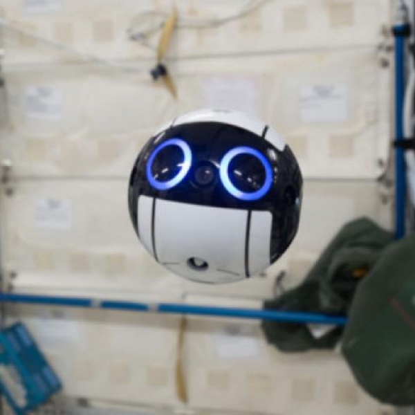 Robot sống bên trong Trạm Không gian Quốc tế