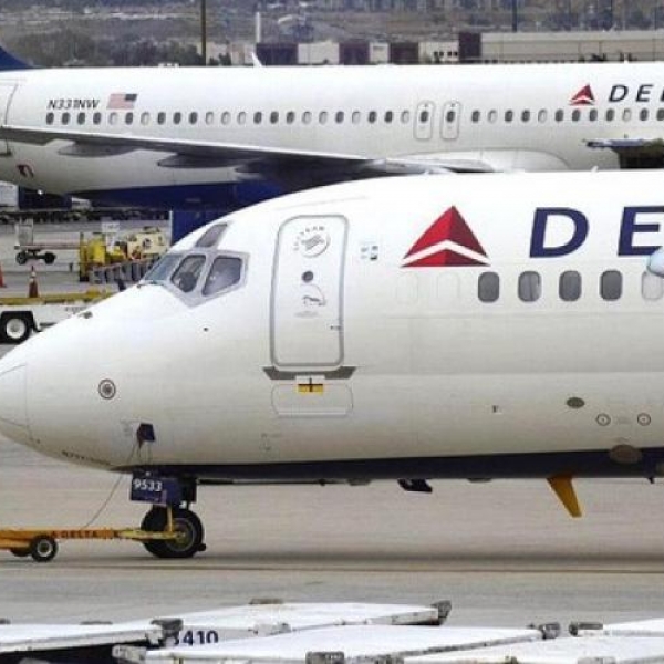 Hành khách lên máy bay bằng cách quét vân tay