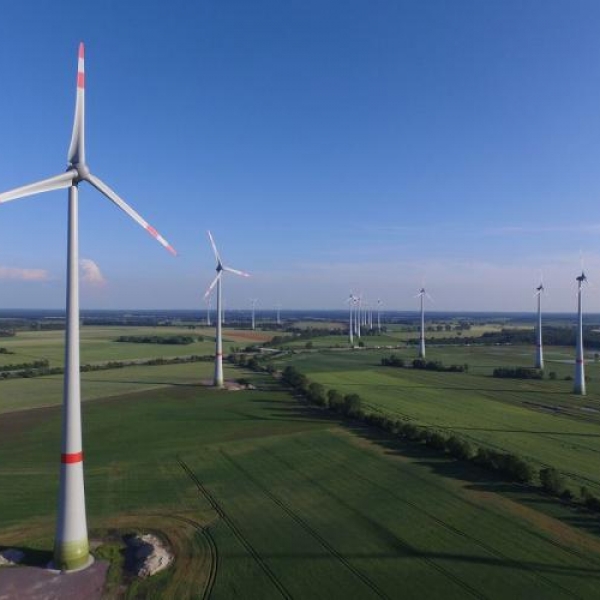 Jeff Bezos khánh thành trang trại điện gió lớn nhất của Amazon.