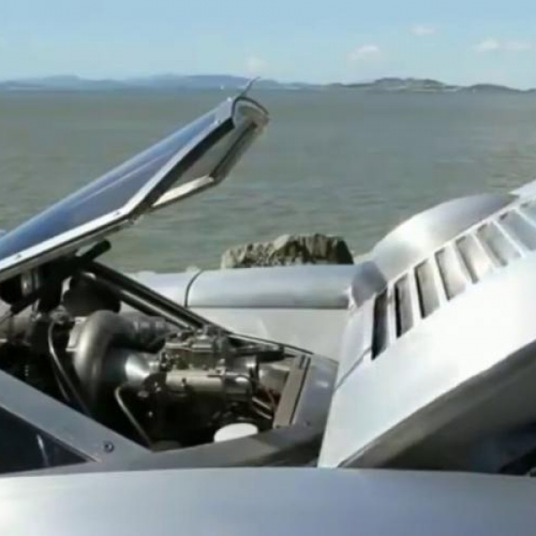 Xe hơi biết bơi qua sông