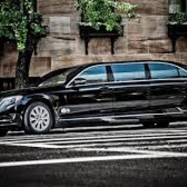 Vừa thông quan, Mercedes-Maybach S600 Pullman đầu tiên Việt Nam đã lượn phố